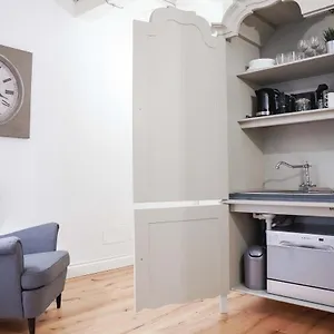 https://art-apartment-black-and-white.it-tuscanyhotel.com